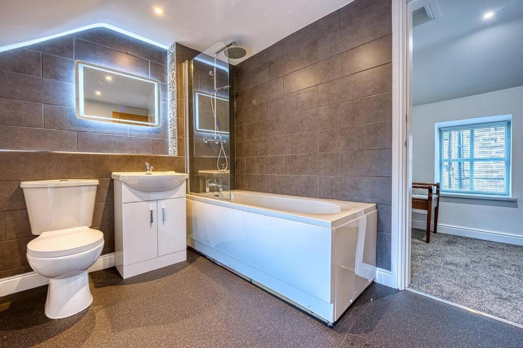 Delightful Two-Bedroom Cottage In The Heart Of Bakewell Exterior foto