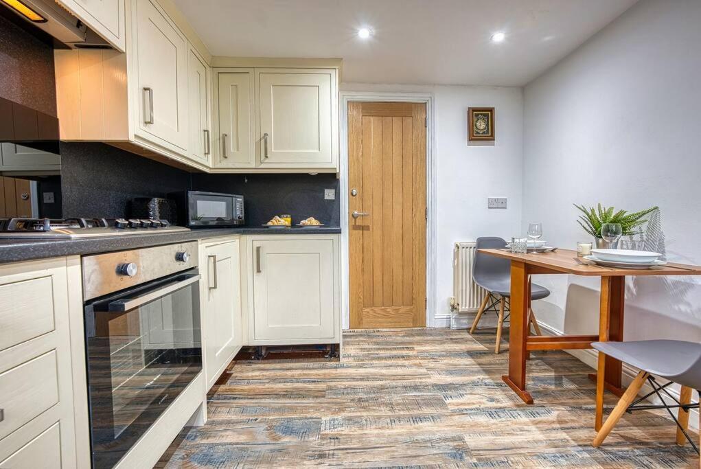 Delightful Two-Bedroom Cottage In The Heart Of Bakewell Exterior foto